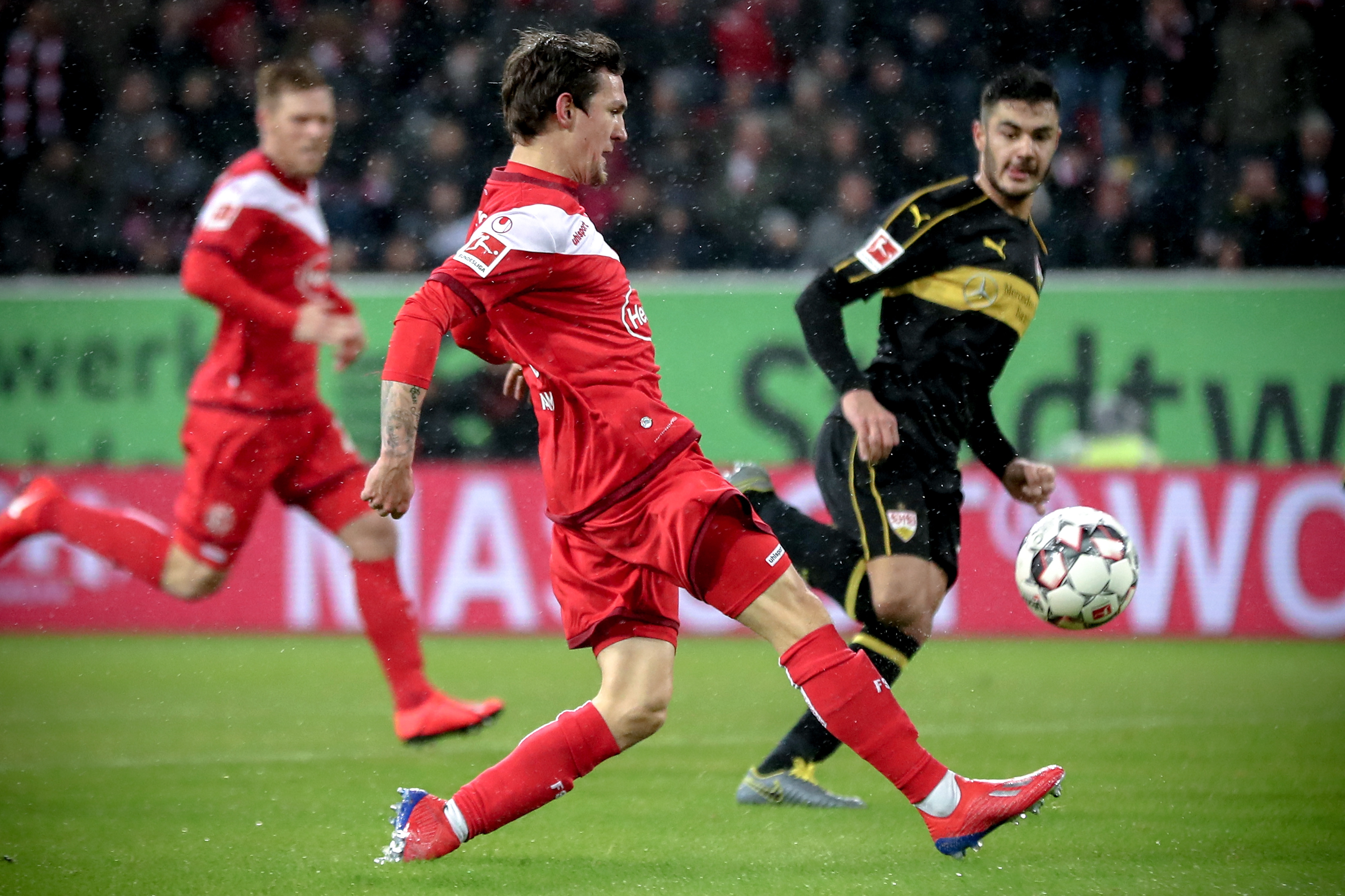 “你不是梅西C罗”！范戴克公开力挺后，萨拉赫仍被狠批（范戴克力挺也挡不住质疑：萨拉赫仍遭痛批，“你又不是梅西C罗”）